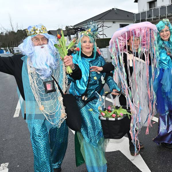 Neptun, Meerjungfrauen und Quallen waren bei den „Jecken Höhnern“ im Karnevalszug in Rösrath-Forsbach zu sehen.