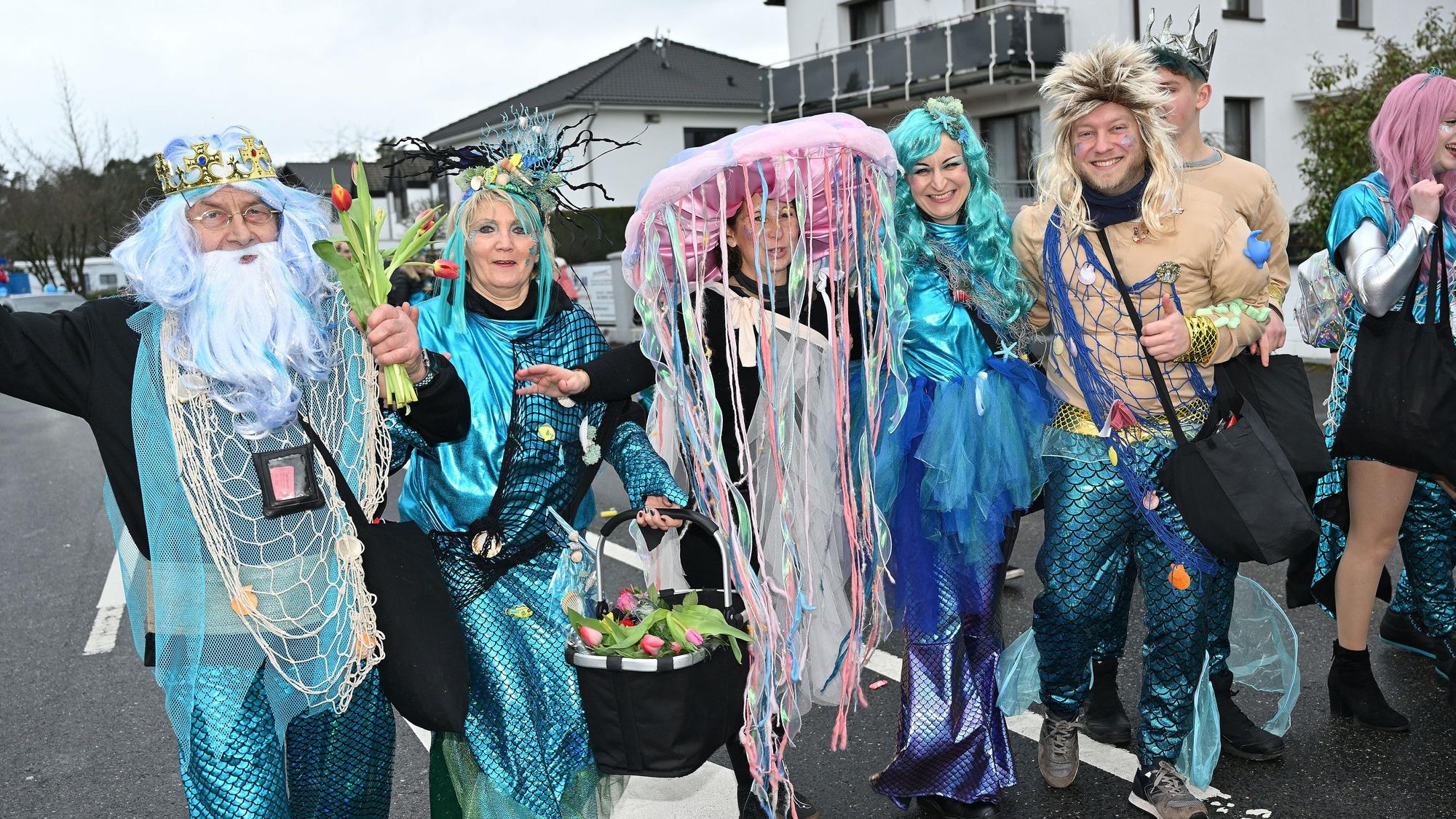 Neptun, Meerjungfrauen und Quallen waren bei den „Jecken Höhnern“ im Karnevalszug in Rösrath-Forsbach zu sehen.