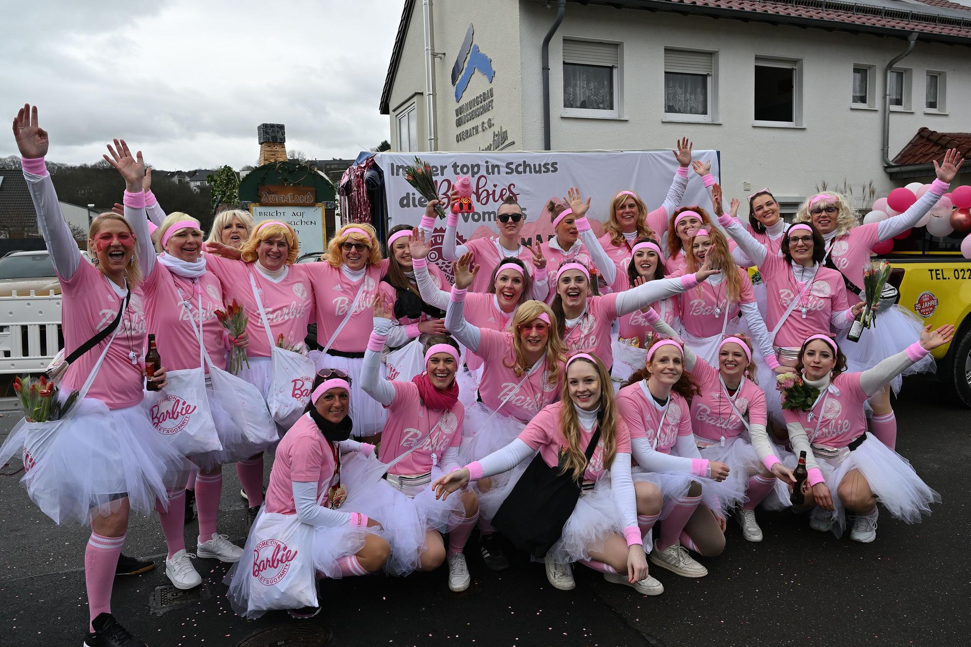 Karnevalszug in Overath: Eine Gruppe rosa-weiß gekleideter Barbies