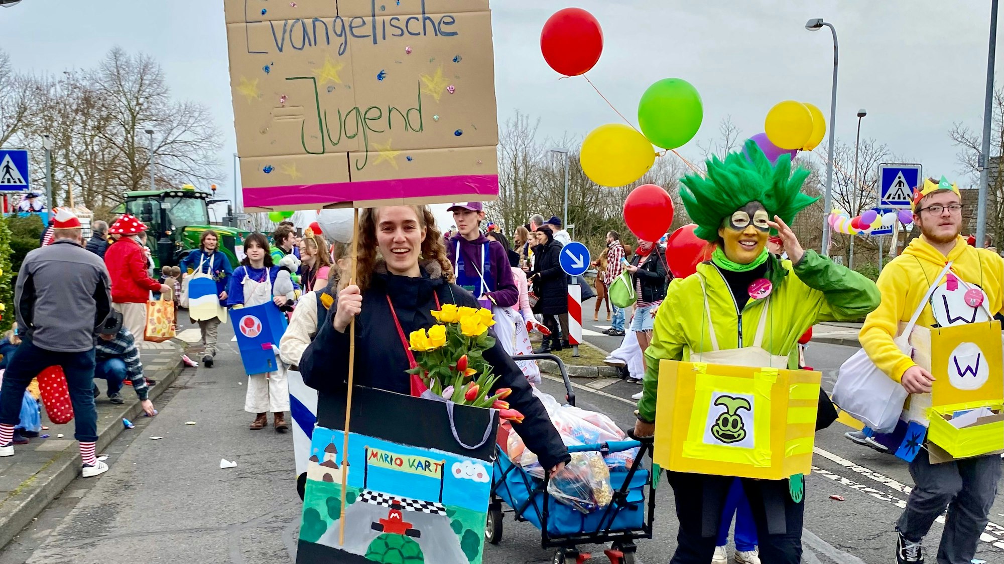 Auf dem Foto sind Mitglieder der Evangelischen Jugend zu sehen. Sie hatten sich als Figuren aus dem Computerspiel „Mario Kart“ verkleidet.