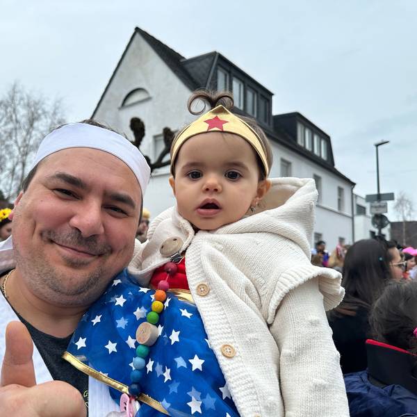 Jecke beim Zug in Weiß