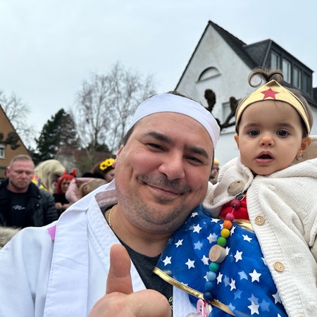 Jecke beim Zug in Weiß