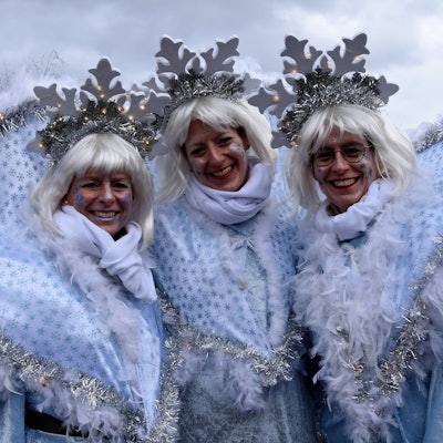 Zu sehen sind drei Frauen, die sich als Sterne verkleidet haben.