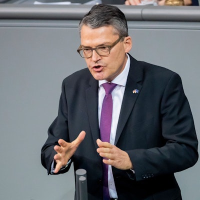 Roderich Kiesewetter (CDU), Mitglied des Deutschen Bundestages, spricht während einer Debatte. Der Bundeswehr-Oberst a.D. fordert, der Ukraine Angriffe auf russische Ministerien und Kommandoposten zu ermöglichen. (Archivbild)