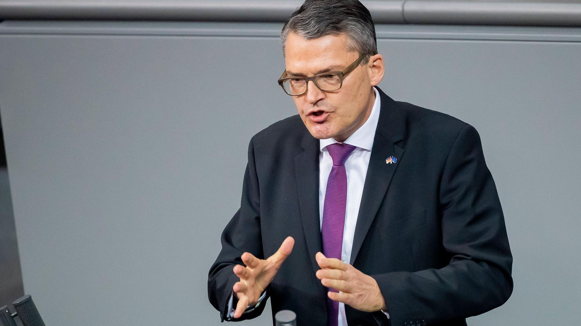 Roderich Kiesewetter (CDU), Mitglied des Deutschen Bundestages, spricht während einer Debatte. Der Bundeswehr-Oberst a.D. fordert, der Ukraine Angriffe auf russische Ministerien und Kommandoposten zu ermöglichen. (Archivbild)