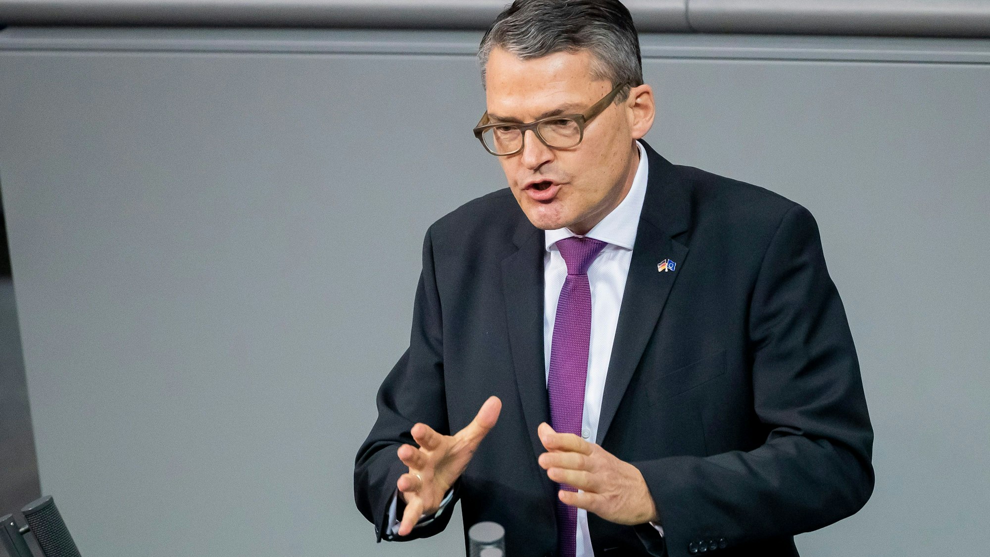 ARCHIV - 09.12.2020, Berlin: Roderich Kiesewetter (CDU), Mitglied des Deutschen Bundestages, spricht während der Debatte zum Etat des Auswärtigen Amtes im Bundeshaushalt 2021 im Bundestag. (zu dpa: «Politiker: Straßen vor Botschaften autoritärer Staaten umbenennen») Foto: Christoph Soeder/dpa +++ dpa-Bildfunk +++