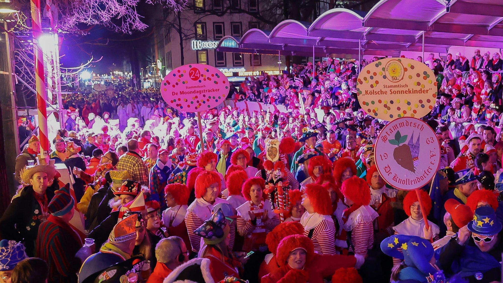 Seit 1998 ziehen die Kölner Veedelsvereine am Freitag der fünf Sessionstage auf den Alter Markt.