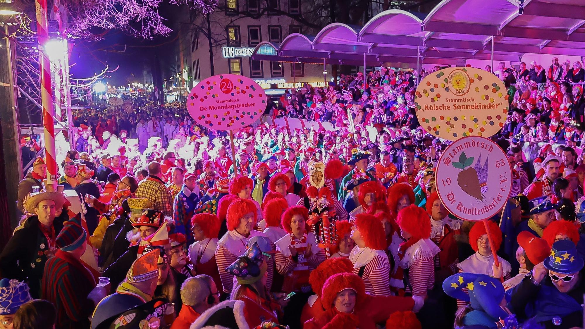 Seit 1998 ziehen die Kölner Veedelsvereine am Freitag der fünf Sessionstage auf den Alter Markt.