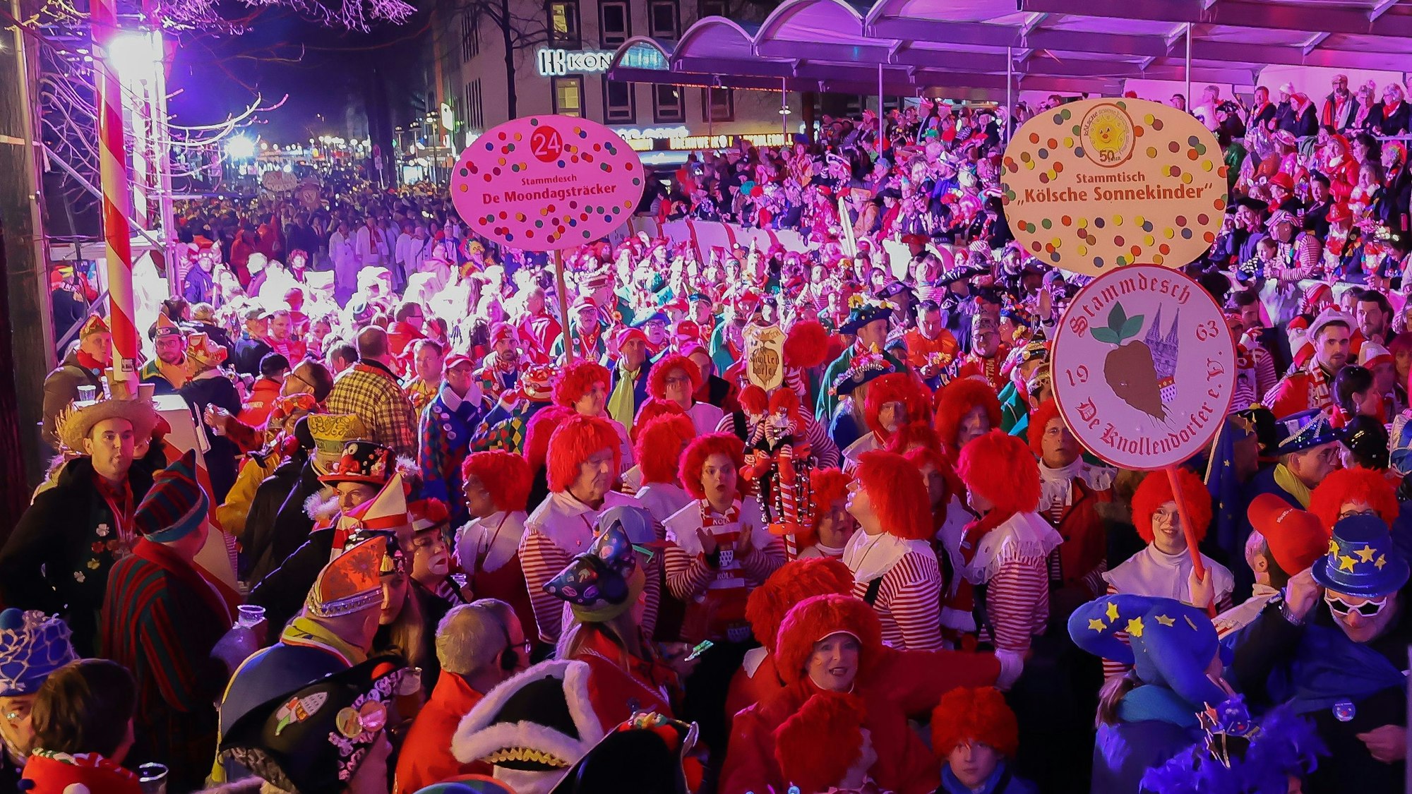 Kölner Veedelsvereine ziehen aus allen Richtungen zum Alter Markt, um dort vor stimmungsvoller Kulisse, Karneval zu feiern.