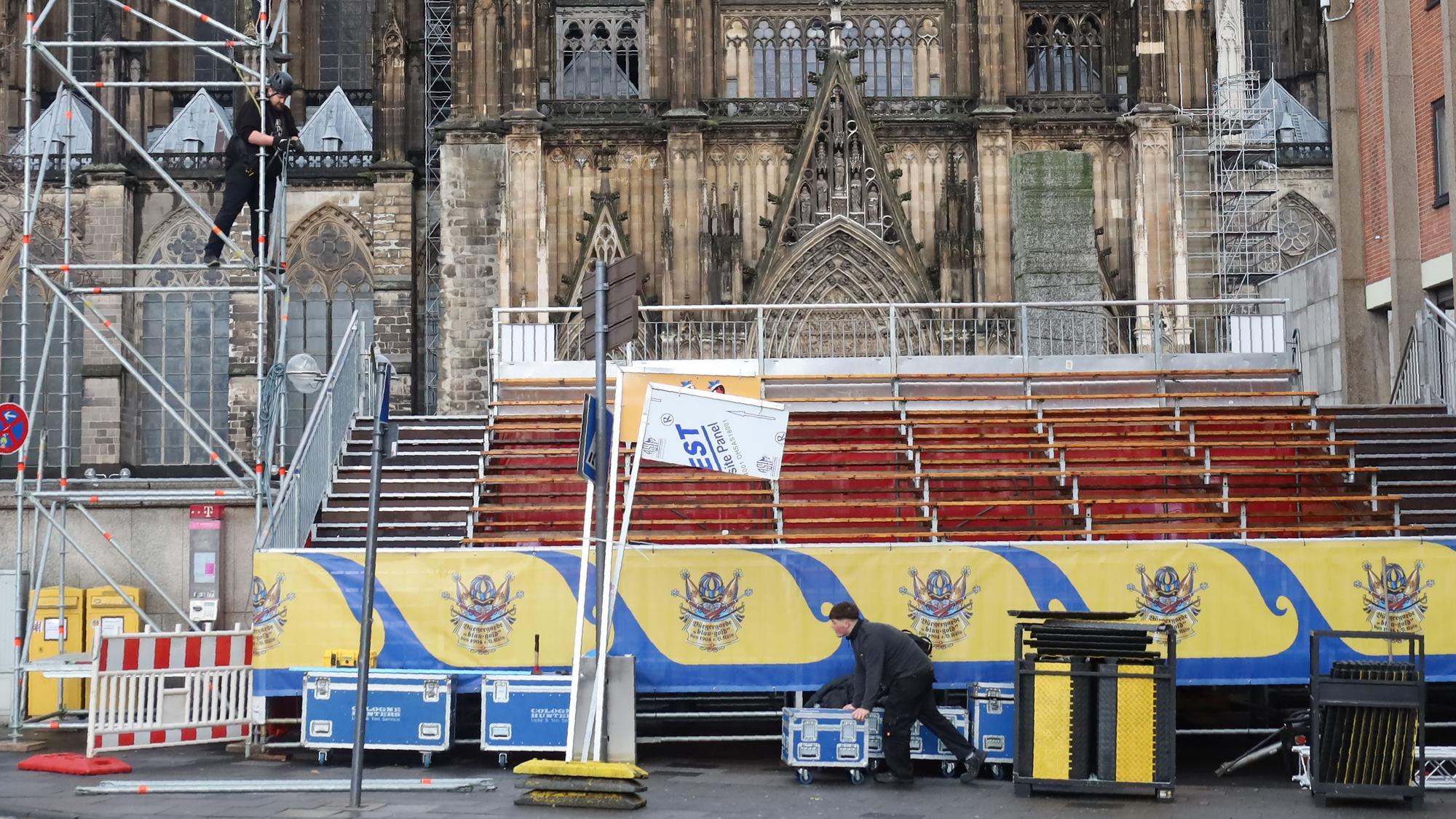 Blick auf die Aufbauarbeiten am Roncalliplatz, im Hintergrund der Kölner Dom.