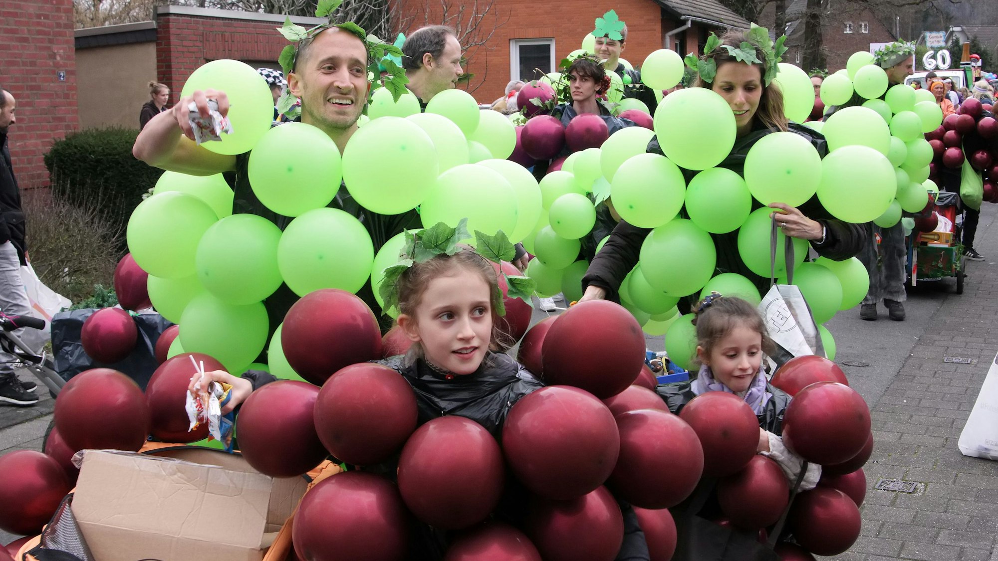 Die „Neubottenbroicher Immis“ waren im Sonntagszug mit großem Aufgebot als wandelnde Weinreben zu bestaunen.