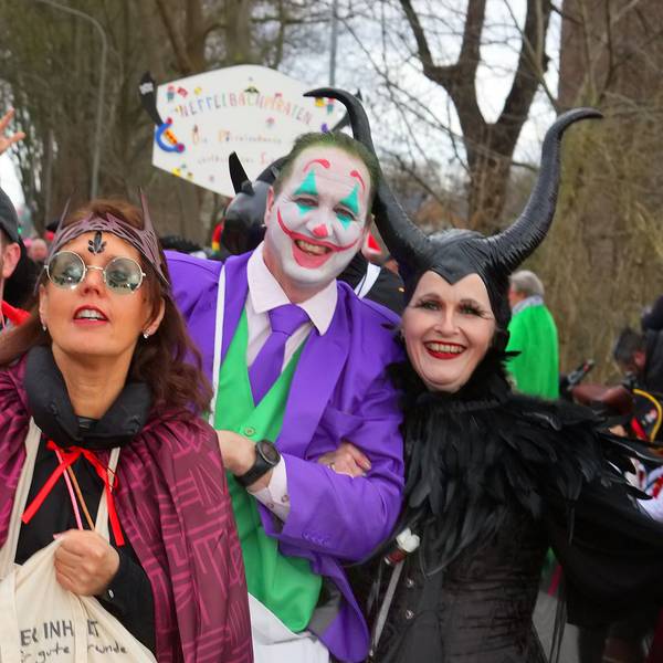 Ein Joker und eine böse Fee aus dem Märchen Schneewittchen.