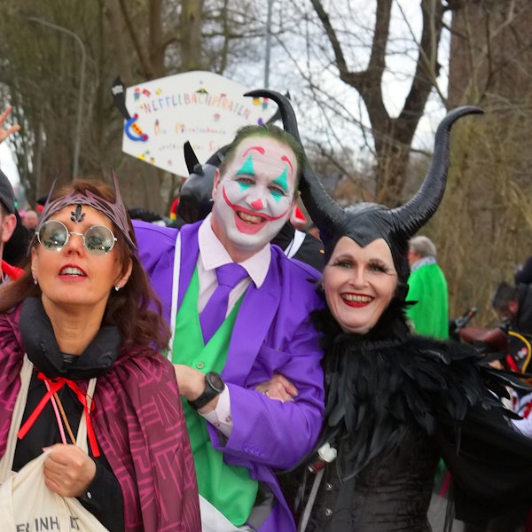 Ein Joker und eine böse Fee aus dem Märchen Schneewittchen.