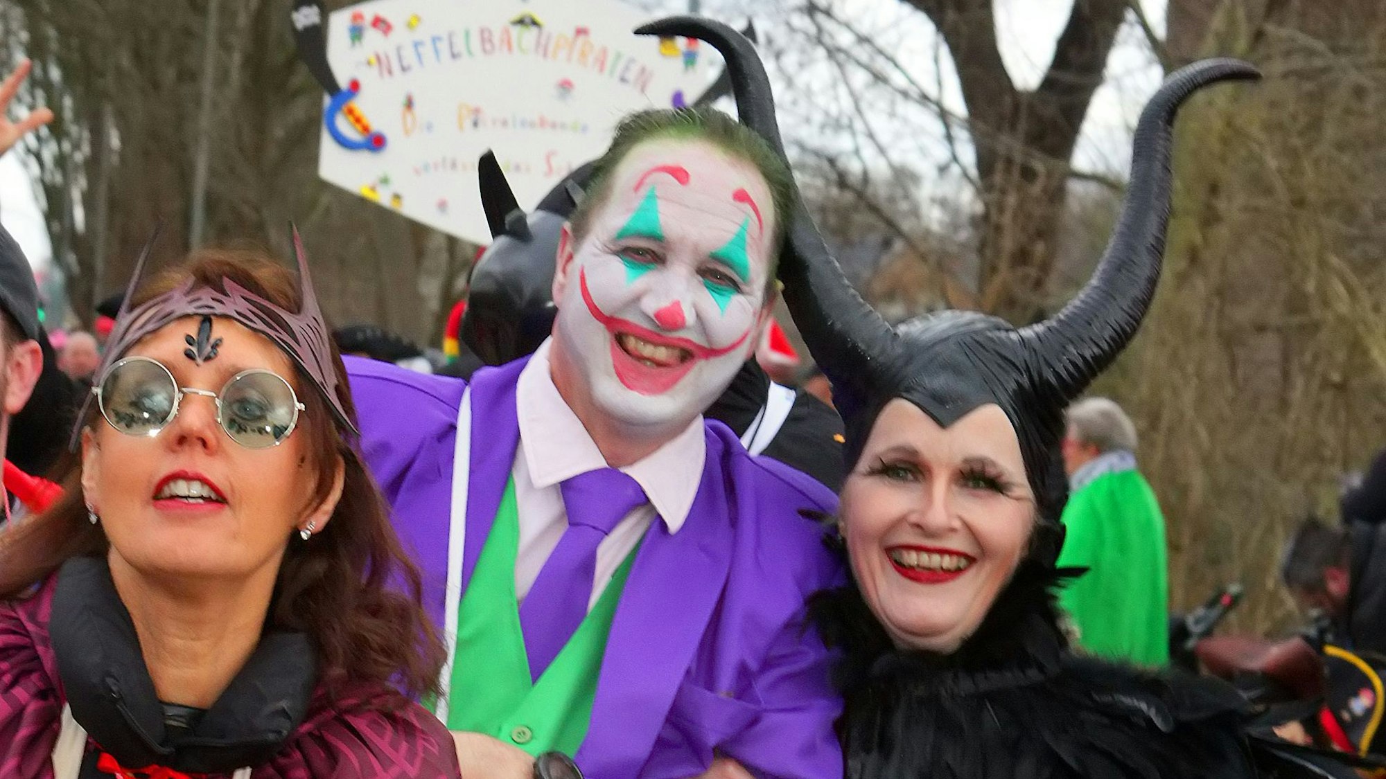 Ein Joker und eine böse Fee aus dem Märchen Schneewittchen.