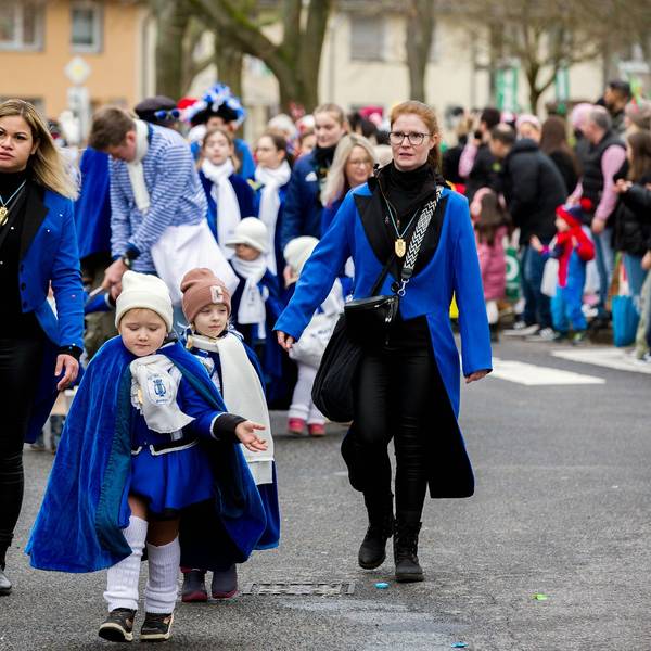 Kinder und Erwachsene laufen auf dem Worringen Kinderkarnevalsumzug mit.