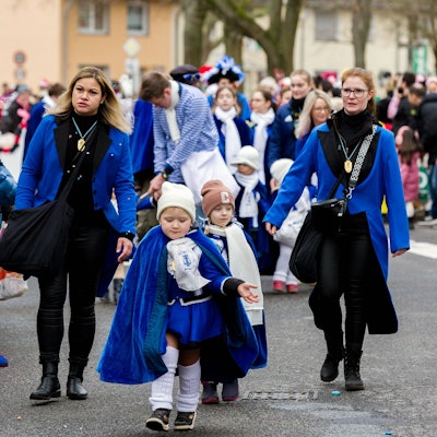 Kinder und Erwachsene laufen auf dem Worringen Kinderkarnevalsumzug mit.
