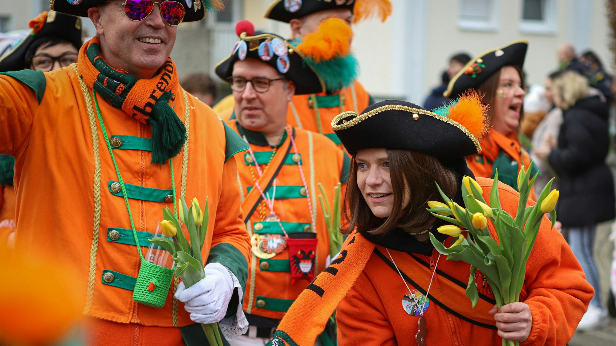 Als Immi im Lützenkirchener Zoch: Janne Ahrenhold verteilt Strüßjer