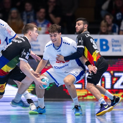Die Handballer Julian Köster und Miro Schluroff vom VfL Gummersbach in einer Spielsituation gegen Eisenach.