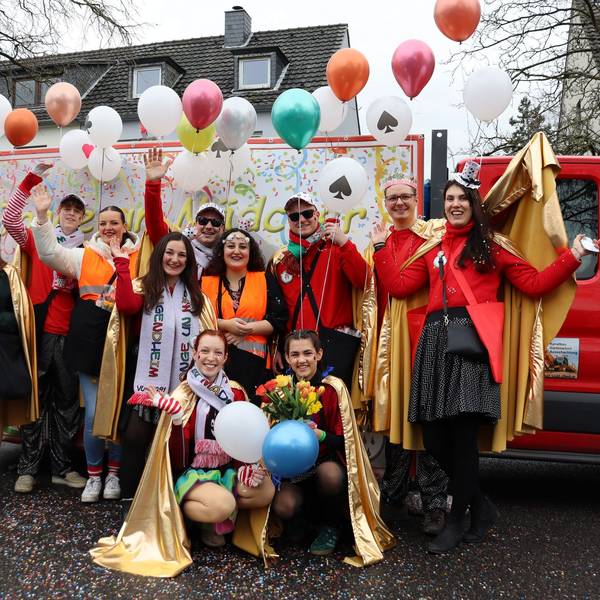 Die "Junge un Mädcher vom Jugendheim" schmückten sich mit Luftballons.
