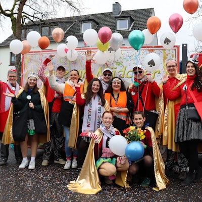 Die "Junge un Mädcher vom Jugendheim" schmückten sich mit Luftballons.