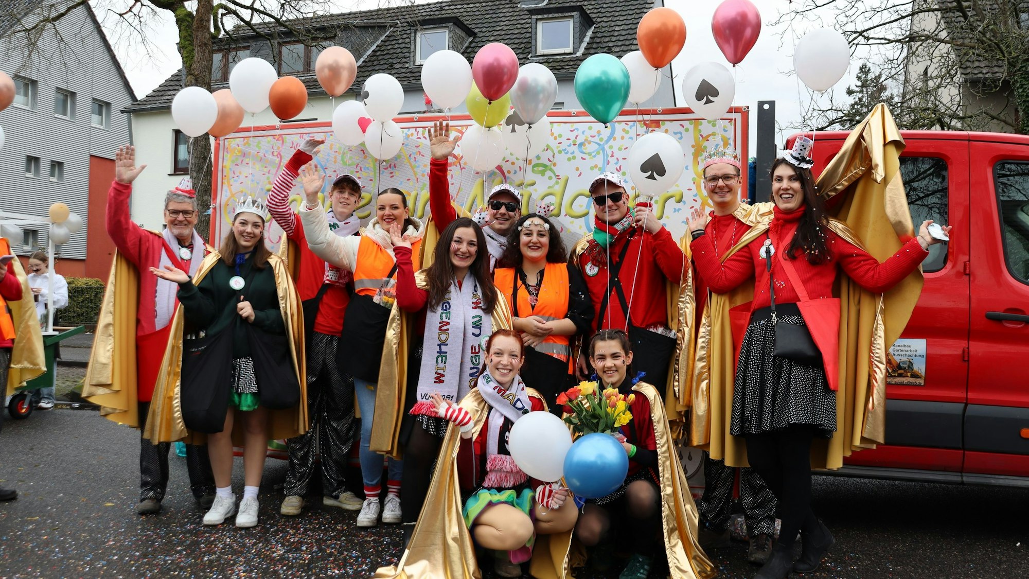 Die "Junge un Mädcher vom Jugendheim" schmückten sich mit Luftballons.