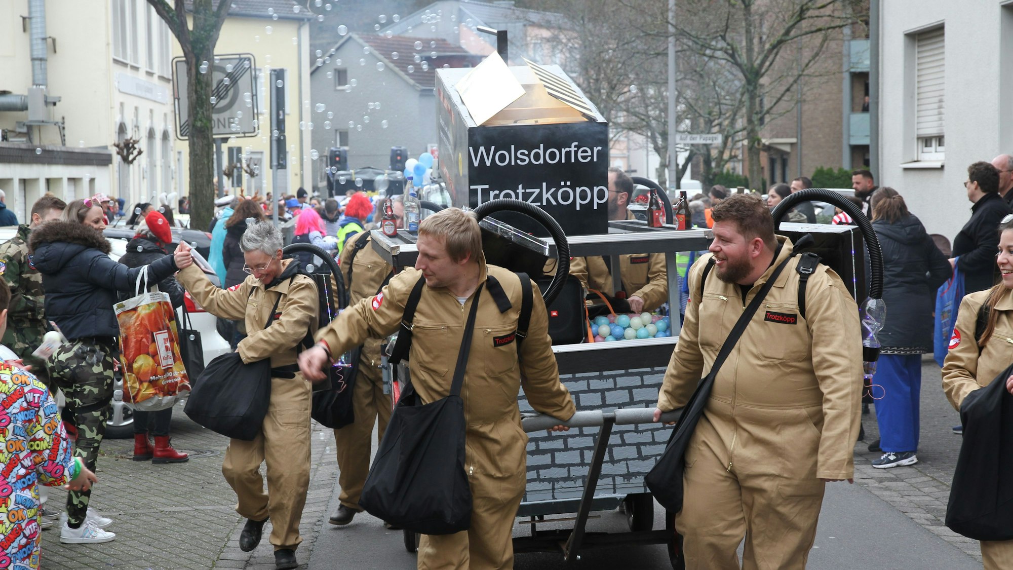 Jecke bei einem Karnevalszug