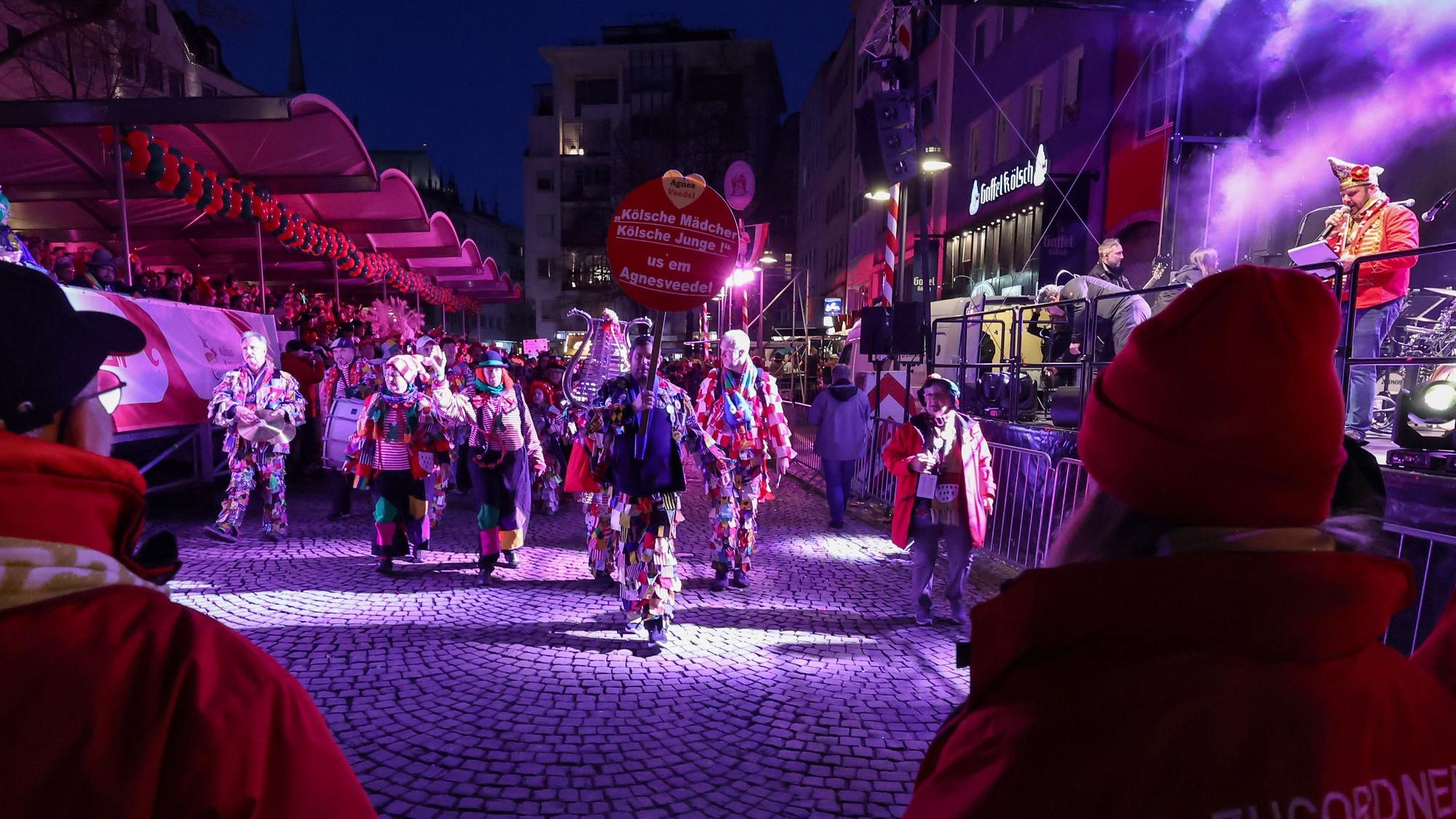 Die Kölner Veedelsvereine ziehen aus allen Richtungen zum Alter Markt, um dort vor stimmungsvoller Kulisse Karneval zu feiern.