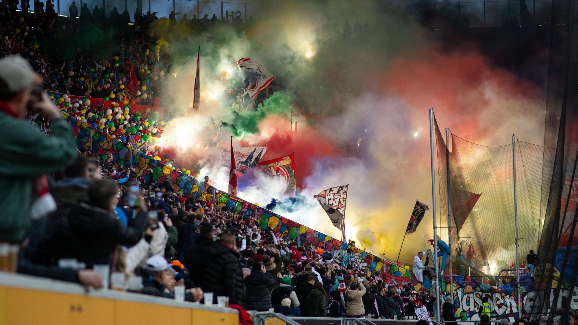 FC-Fans in Sinsheim, bunte Ballons und Pyrotechnik