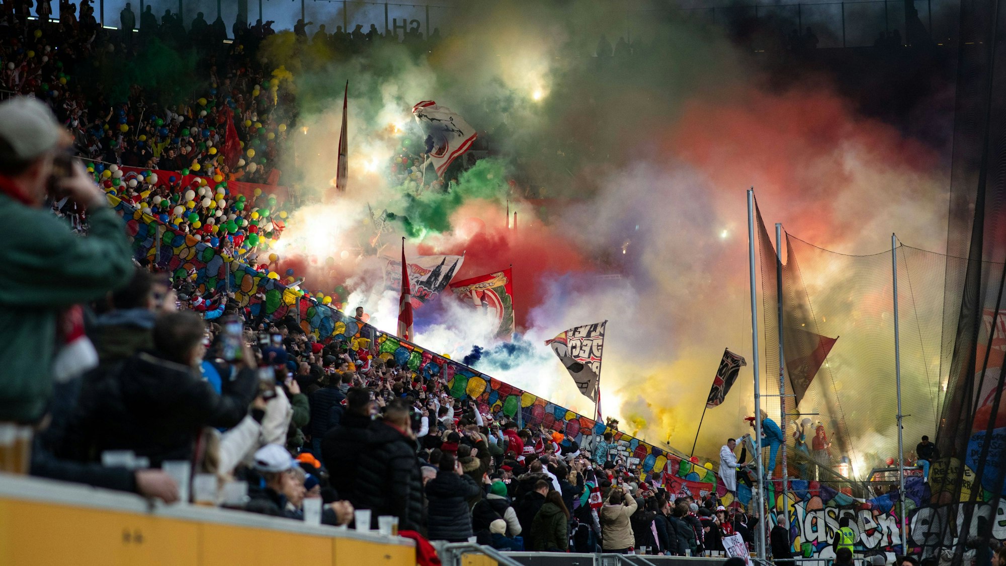 FC-Fans in Sinsheim, bunte Ballons und Pyrotechnik