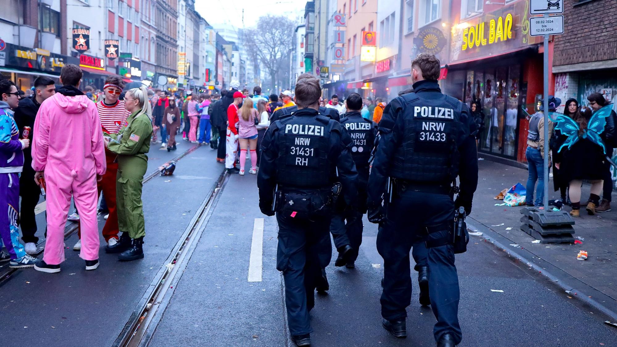 Polizisten patrouillieren an Karneval über die Zülpicher Straße.