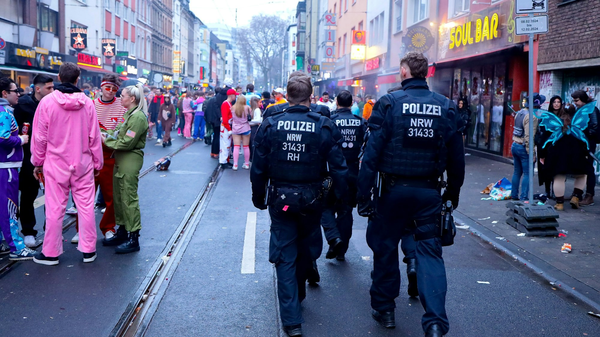 Polizisten patrouillieren an Karneval über die Zülpicher Straße.