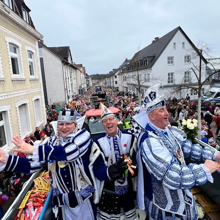 Prinz Volkmar I, Jungfrau Larissa und Bauer Stefan im Blütensamstagszug