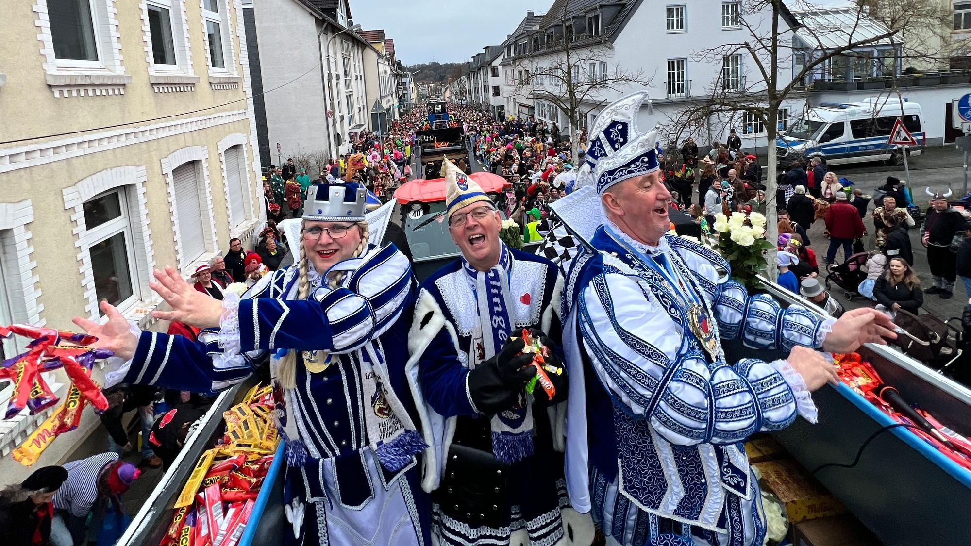 Prinz Volkmar I, Jungfrau Larissa und Bauer Stefan im Blütensamstagszug