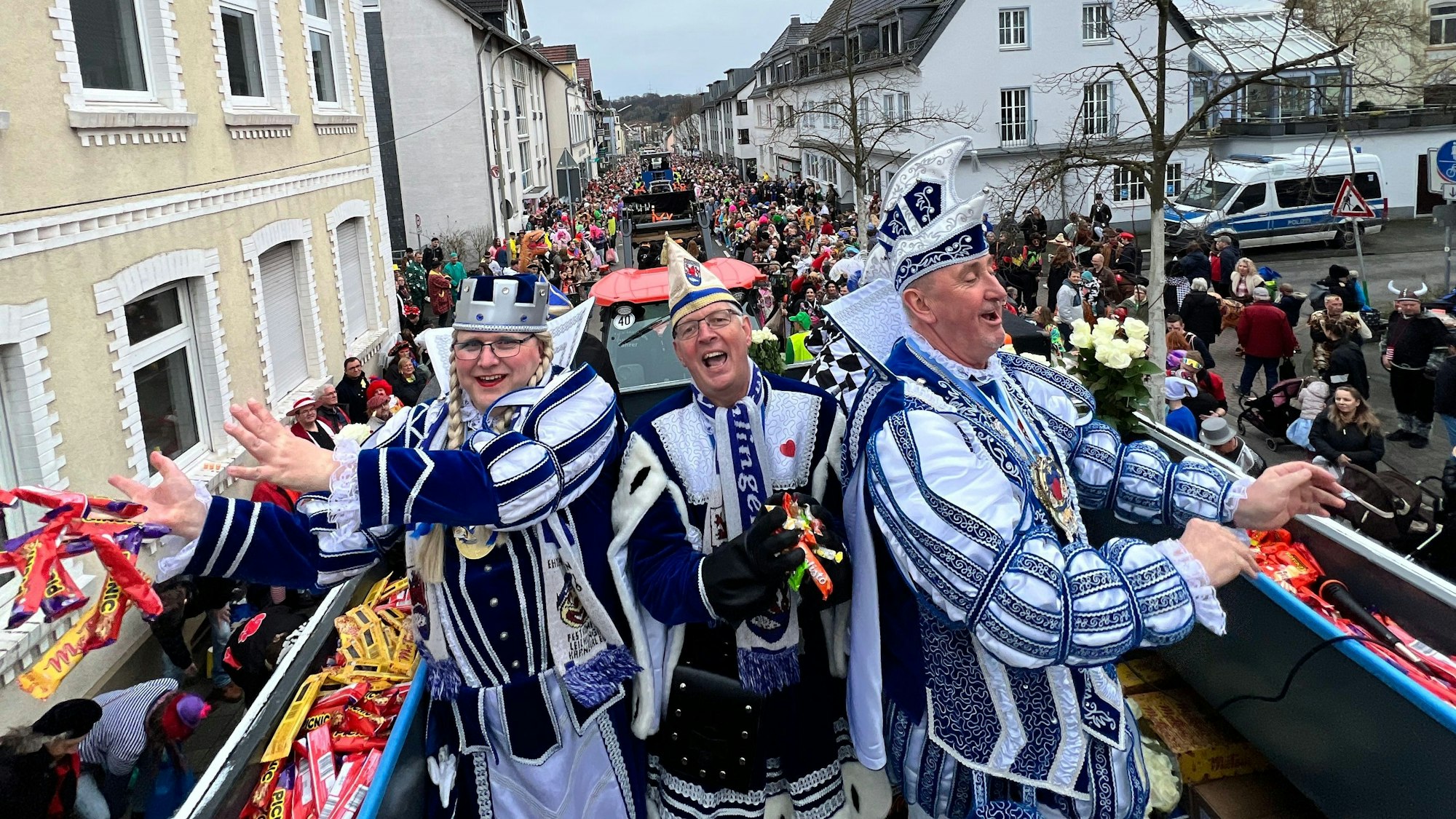 Prinz Volkmar I, Jungfrau Larissa und Bauer Stefan im Blütensamstagszug