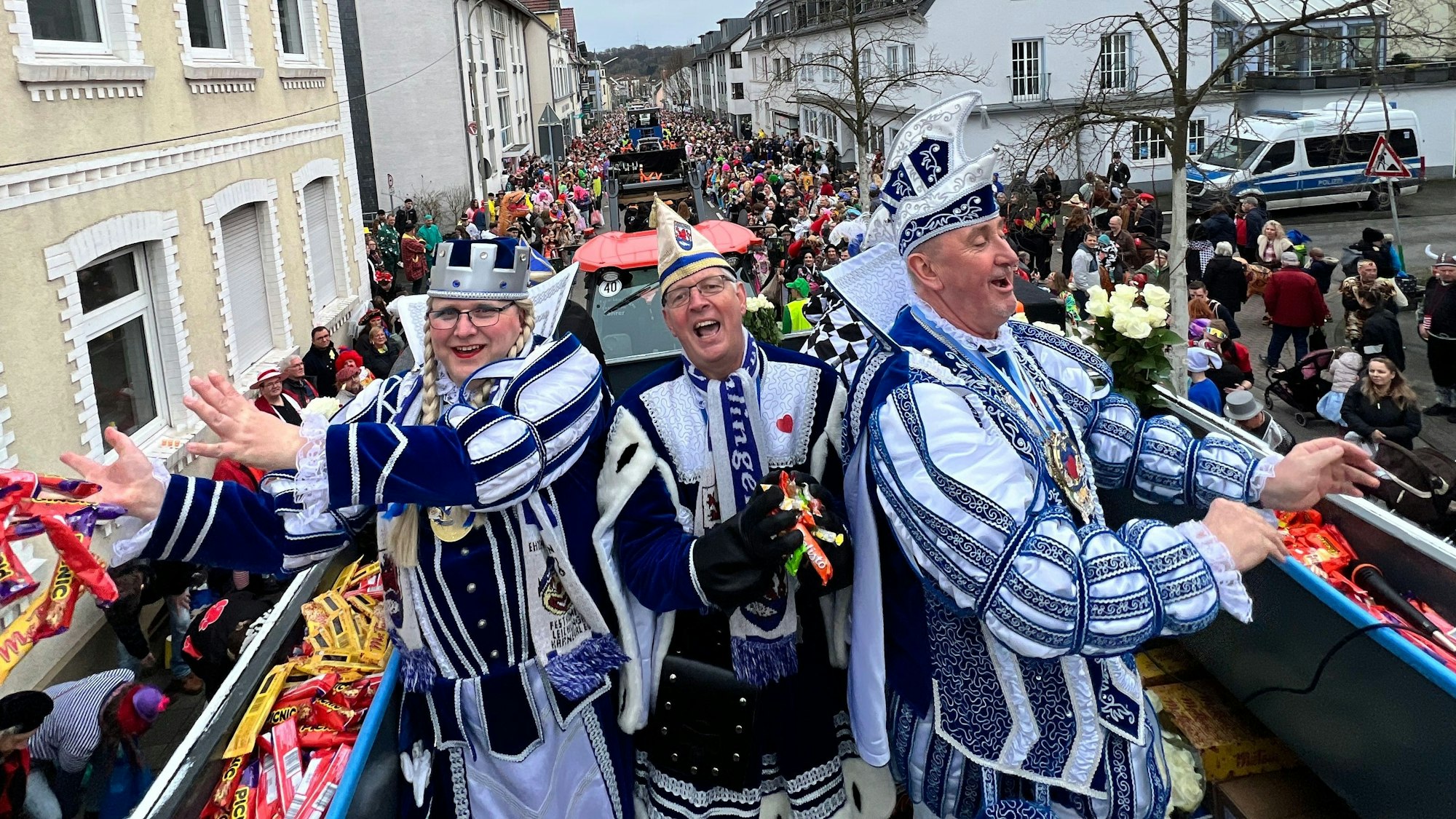 Prinz Volkmar I, Jungfrau Larissa und Bauer Stefan im Blütensamstagszug