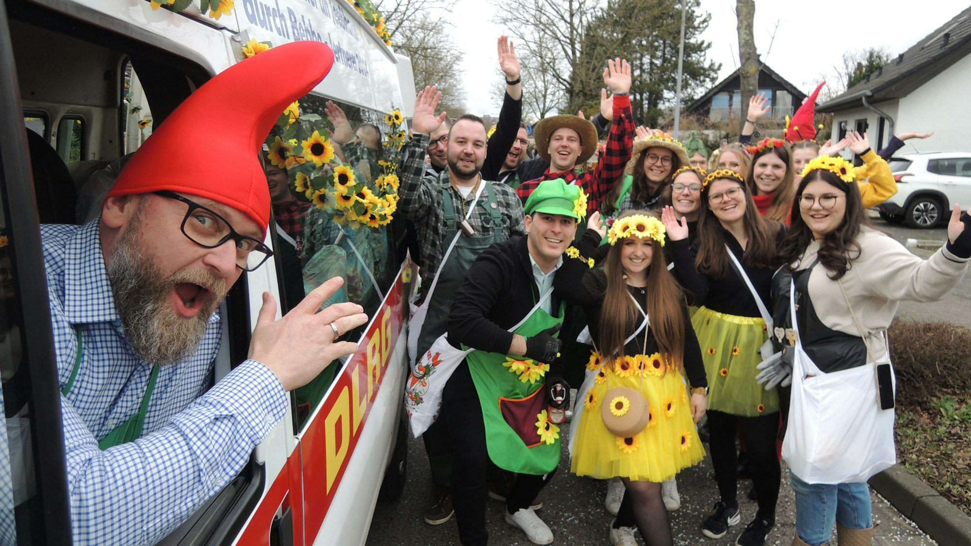 Insgesamt 1100 Menschen gingen bunt kostümiert beim Bedburger Zug mit. Die DLRG Ortsgruppe hatte sich als Sonnenblümchen verkleidet.