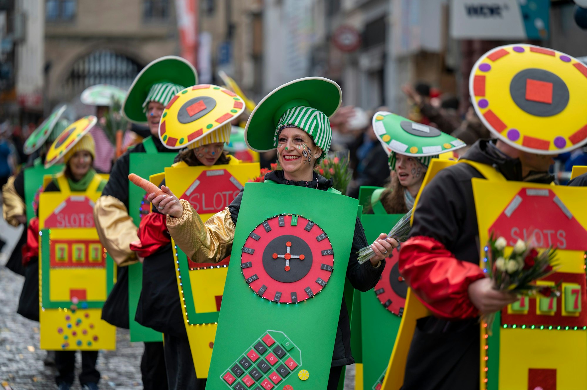 Als Spieltisch verkleidete Karnevalisten.