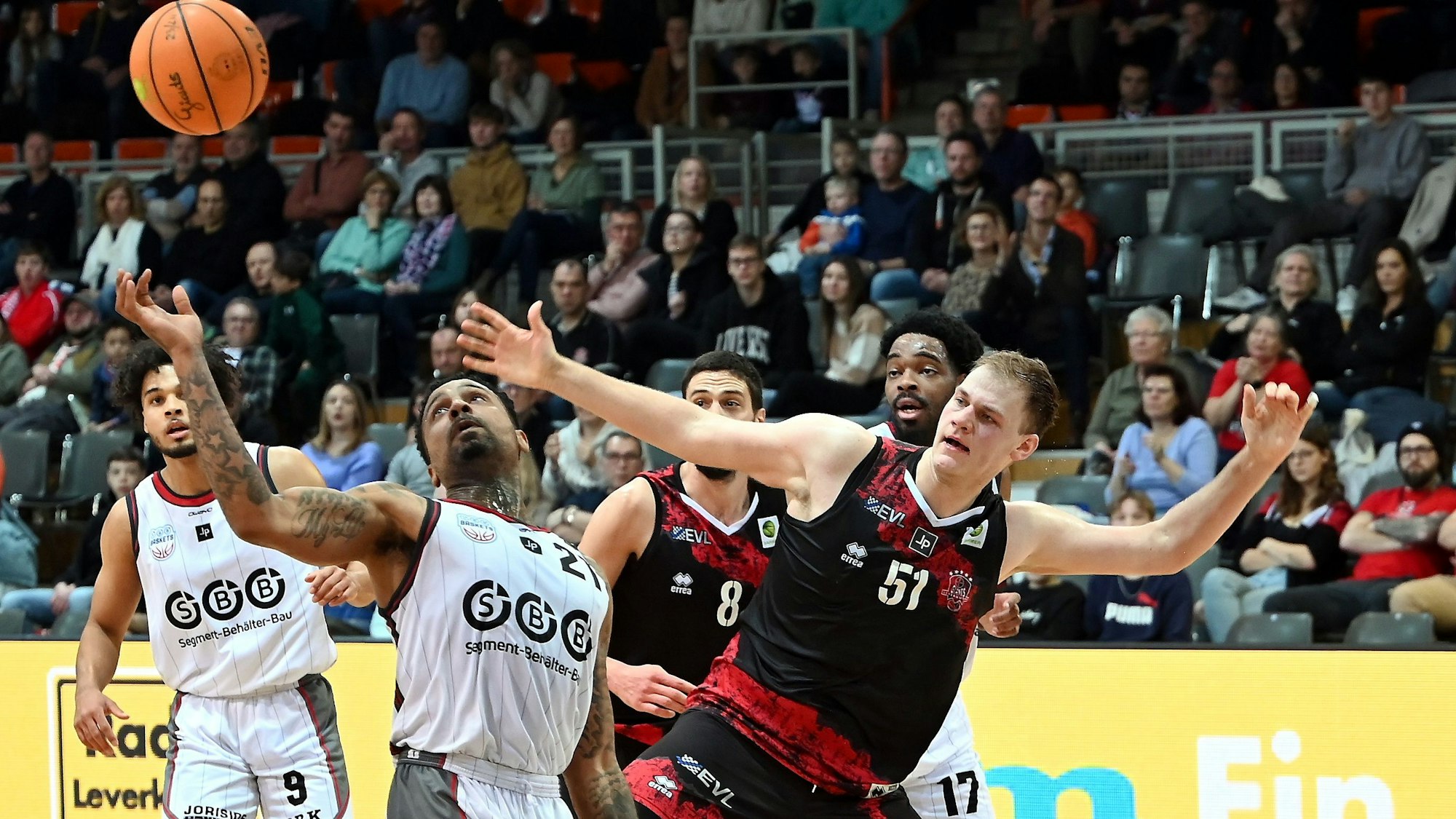 28.01.2024, Basketball-Bayer Giants - Wolmirstedt
rechts: Sören-Eyke Urbansky (Bayer)
Foto: Uli Herhaus