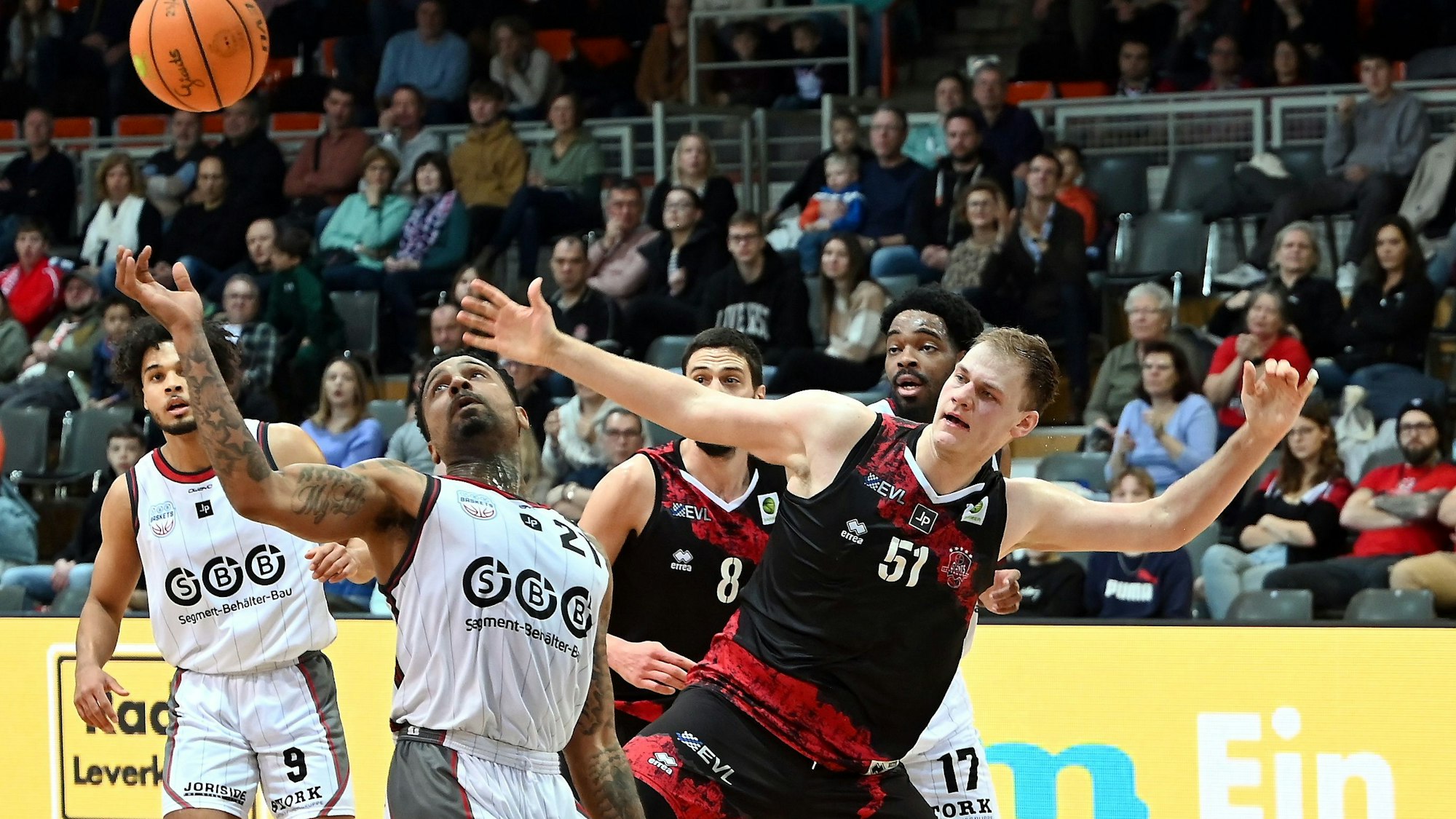 28.01.2024, Basketball-Bayer Giants - Wolmirstedt
rechts: Sören-Eyke Urbansky (Bayer)
Foto: Uli Herhaus