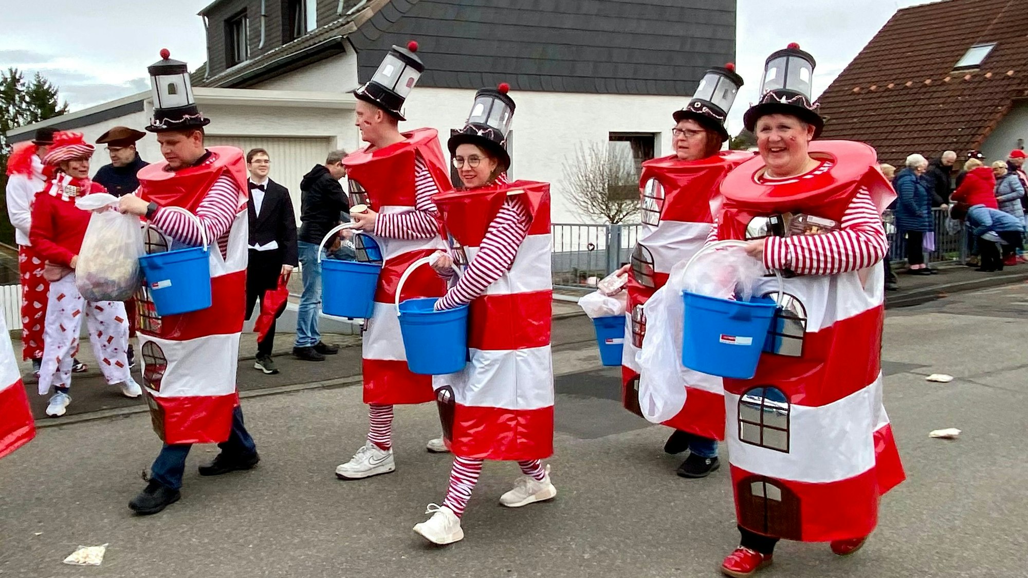 Auf dem Foto sind als Leuchttürme verkleidete Karnevalisten zu sehen.