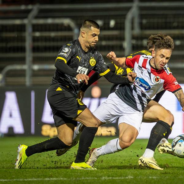 FC Viktoria Koeln - Borussia Dortmund II Das Foul an Simon Handle FC Viktoria Köln, 7 zur roten Karte von Julian Hettwer Borussia Dortmund II, 20 FC Viktoria Koeln - Borussia Dortmund II, 25. Spieltag, am 09.02.2024 im Sportpark Hoehenberg in Koeln. DFL REGULATIONS PROHIBIT ANY USE OF PHOTOGRAPHS AS IMAGE SEQUENCES AND/OR QUASI-VIDEO. *** FC Viktoria Koeln Borussia Dortmund II The foul on Simon Handle FC Viktoria Köln, 7 for the red card of Julian Hettwer Borussia Dortmund II, 20 FC Viktoria Koeln Borussia Dortmund II, 25 Matchday, on 09 02 2024 at Sportpark Hoehenberg in Koeln DFL REGULATIONS PROHIBIT ANY USE OF PHOTOGRAPHS AS IMAGE SEQUENCES AND OR QUASI VIDEO Copyright: xBEAUTIFULxSPORTS/LeahxKohringx
