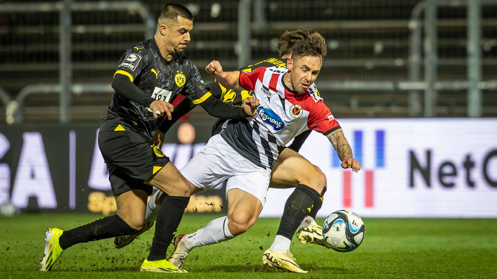 FC Viktoria Koeln - Borussia Dortmund II Das Foul an Simon Handle FC Viktoria Köln, 7 zur roten Karte von Julian Hettwer Borussia Dortmund II, 20 FC Viktoria Koeln - Borussia Dortmund II, 25. Spieltag, am 09.02.2024 im Sportpark Hoehenberg in Koeln. DFL REGULATIONS PROHIBIT ANY USE OF PHOTOGRAPHS AS IMAGE SEQUENCES AND/OR QUASI-VIDEO. *** FC Viktoria Koeln Borussia Dortmund II The foul on Simon Handle FC Viktoria Köln, 7 for the red card of Julian Hettwer Borussia Dortmund II, 20 FC Viktoria Koeln Borussia Dortmund II, 25 Matchday, on 09 02 2024 at Sportpark Hoehenberg in Koeln DFL REGULATIONS PROHIBIT ANY USE OF PHOTOGRAPHS AS IMAGE SEQUENCES AND OR QUASI VIDEO Copyright: xBEAUTIFULxSPORTS/LeahxKohringx