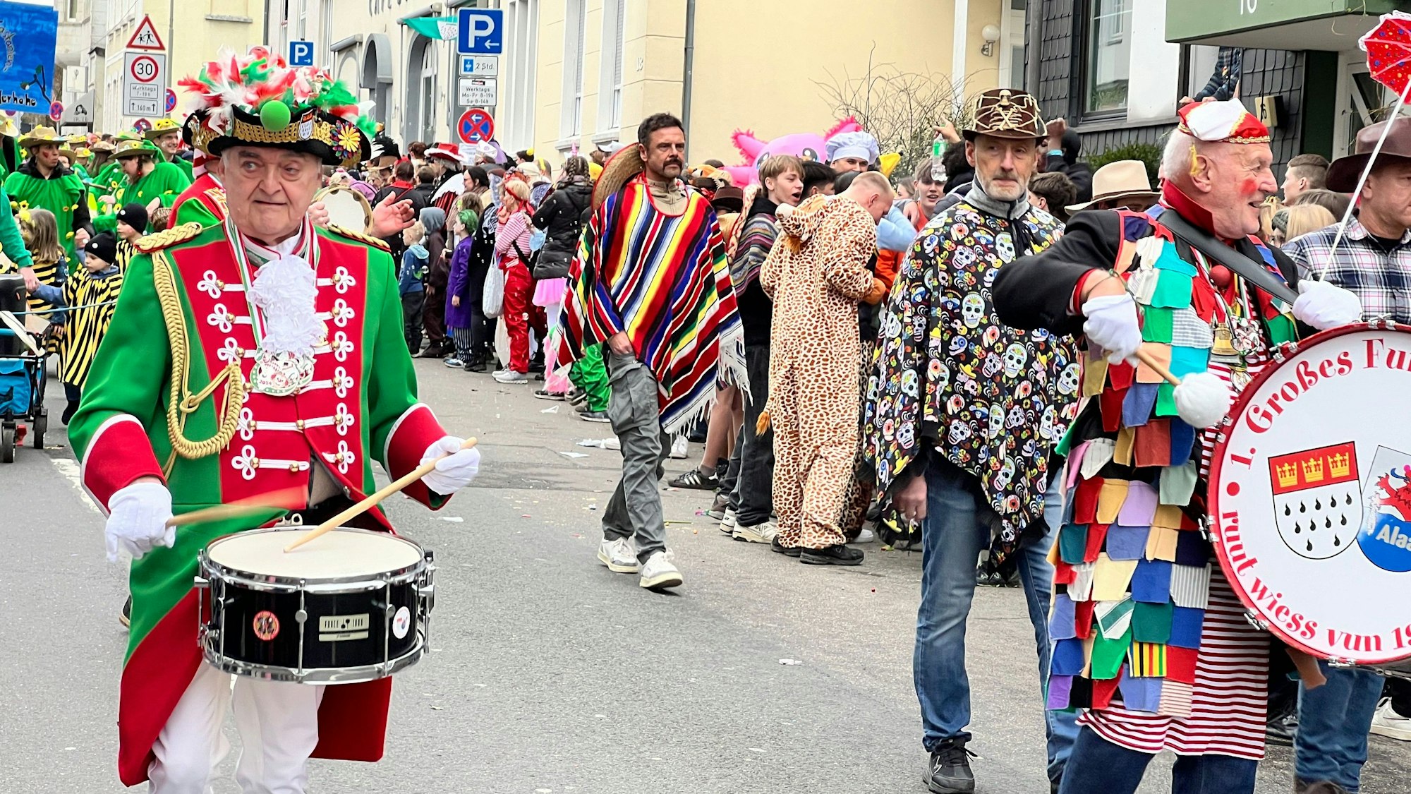 NRW-Innenminister Herbert Reul zog mit dem Trömmelche durch seine Heimatstadt.