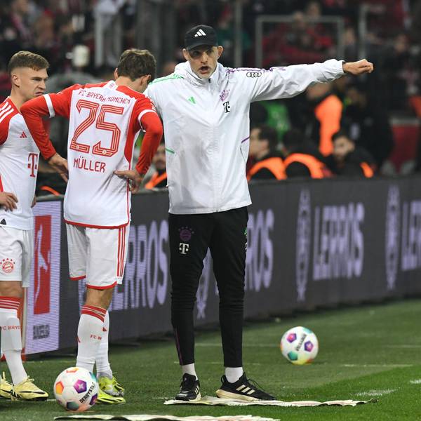Aufs Spielfeld jetzt, Thomas, und dann bitte da lang laufen: Bayern-Trainer Thomas Tuchel am Samstag in Leverkusen bei der Einwechselung seiner Spieler Thomas Müller und Joshua Kimmich.