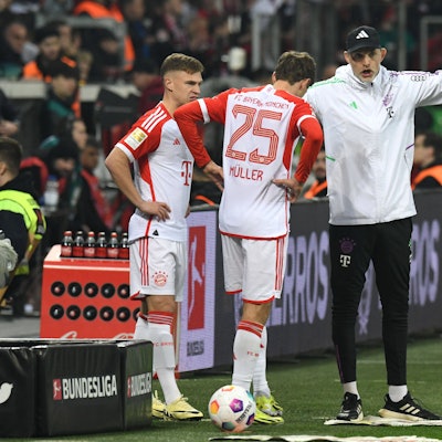 Aufs Spielfeld jetzt, Thomas, und dann bitte da lang laufen: Bayern-Trainer Thomas Tuchel am Samstag in Leverkusen bei der Einwechselung seiner Spieler Thomas Müller und Joshua Kimmich.
