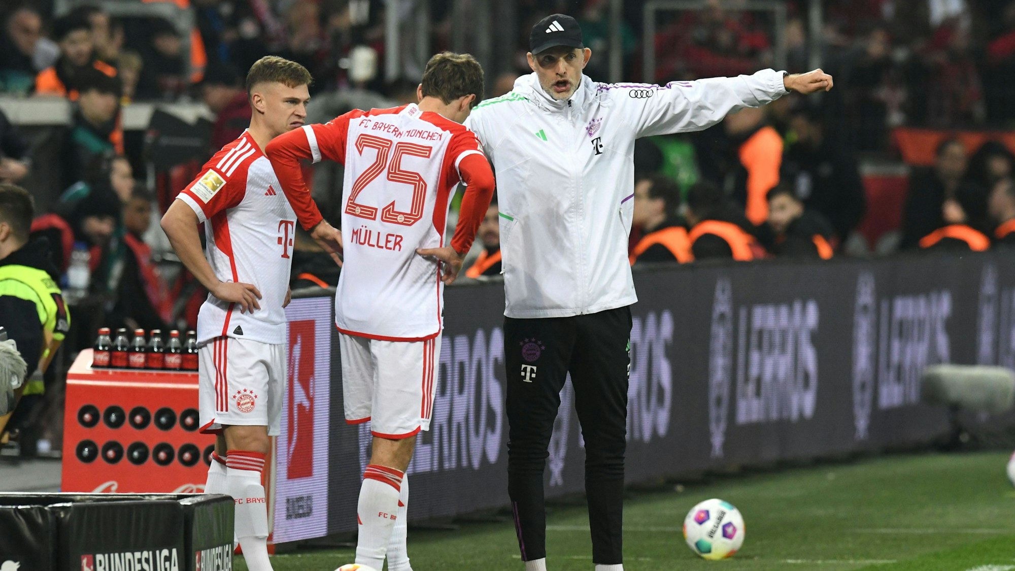 Aufs Spielfeld jetzt, Thomas, und dann bitte da lang laufen: Bayern-Trainer Thomas Tuchel am Samstag in Leverkusen bei der Einwechselung seiner Spieler Thomas Müller und Joshua Kimmich.