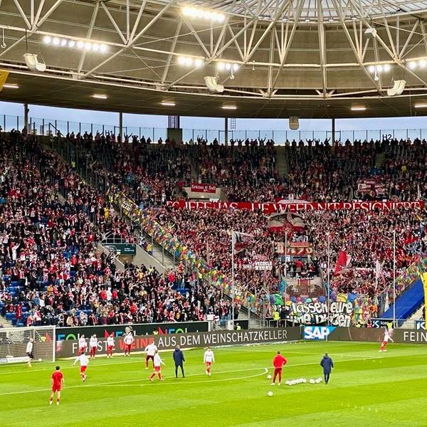 Fans des 1. FC Köln feiern in Hoffenheim mit Bannern und Karnvals-Stimmung