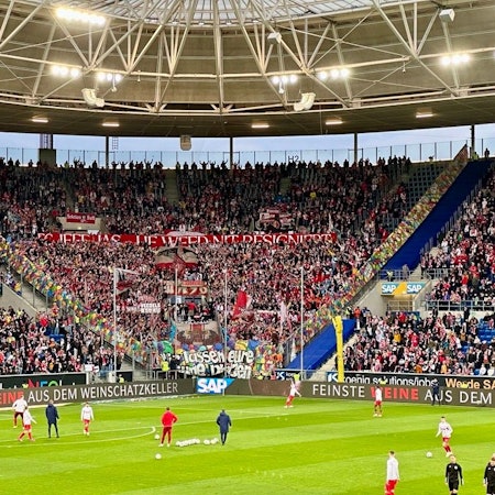Fans des 1. FC Köln feiern in Hoffenheim mit Bannern und Karnvals-Stimmung