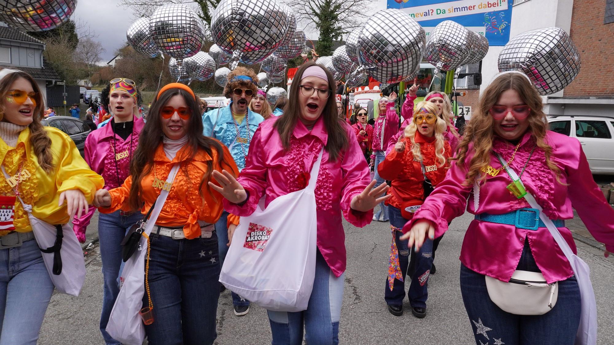 Frauen mit Disco-Kostümen.
