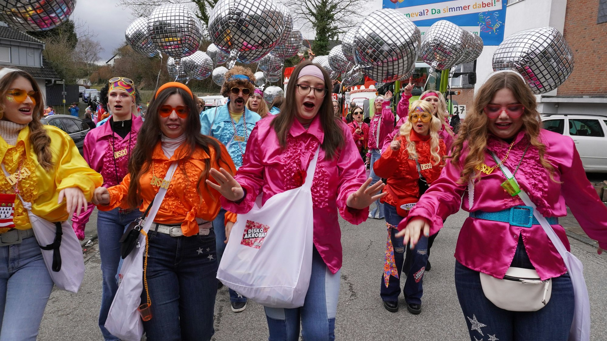 Frauen mit Disco-Kostümen.